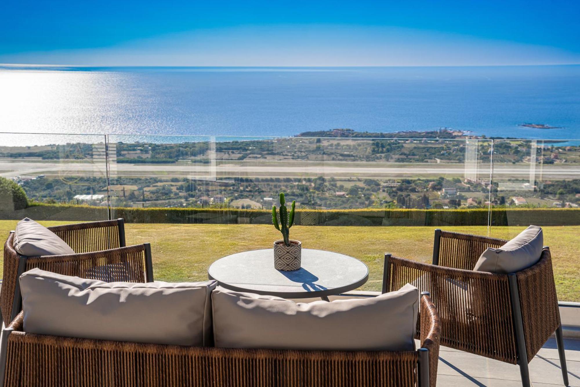 Grande Azzurro In Lakithra Villa Екстериор снимка