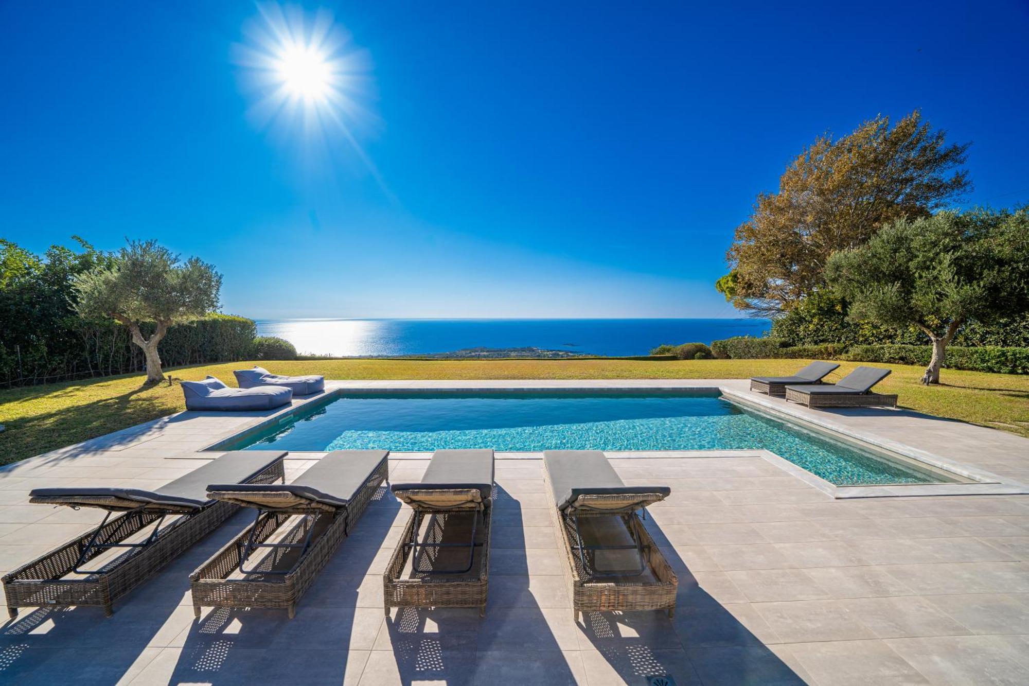 Grande Azzurro In Lakithra Villa Екстериор снимка