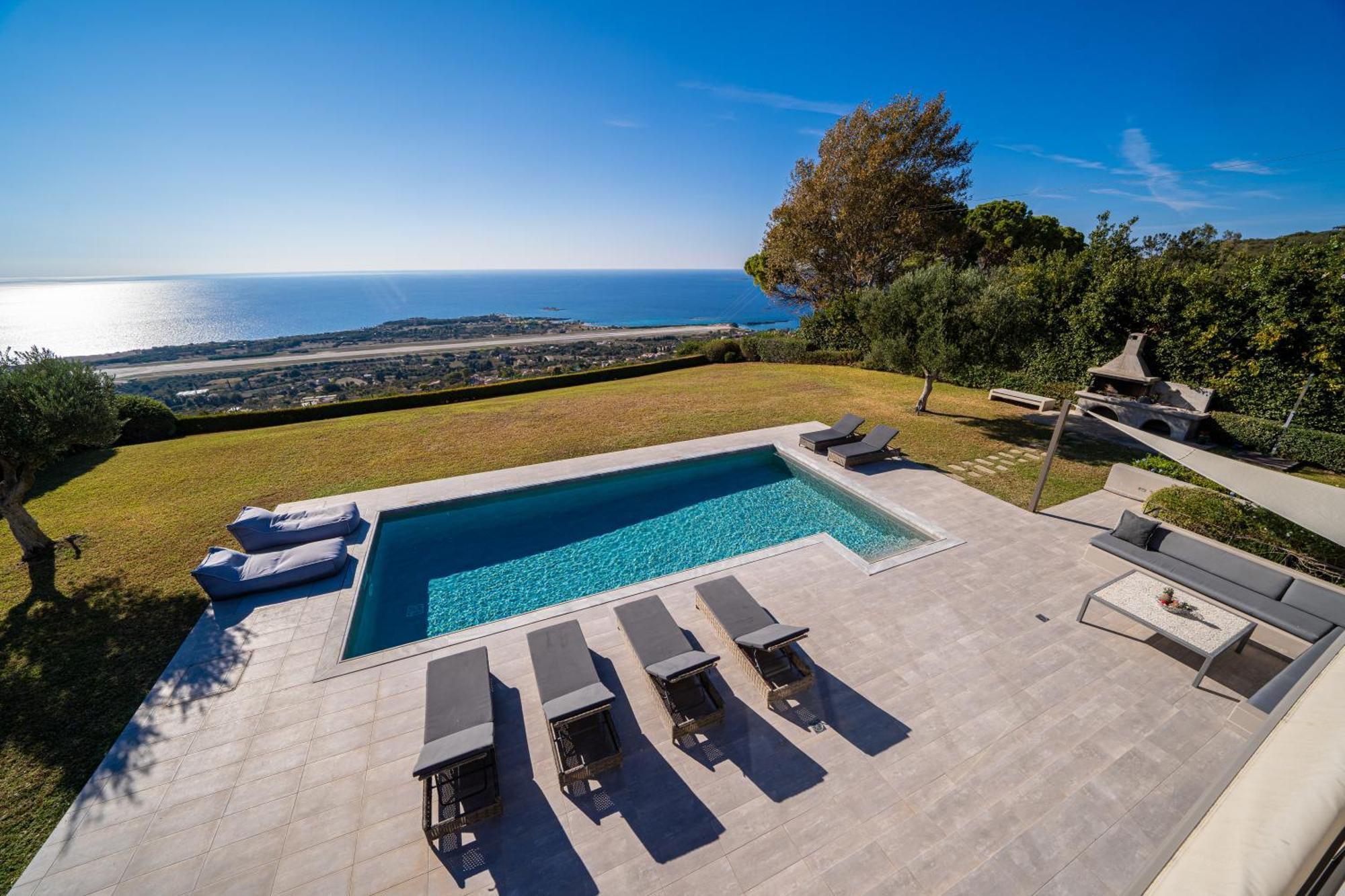 Grande Azzurro In Lakithra Villa Екстериор снимка