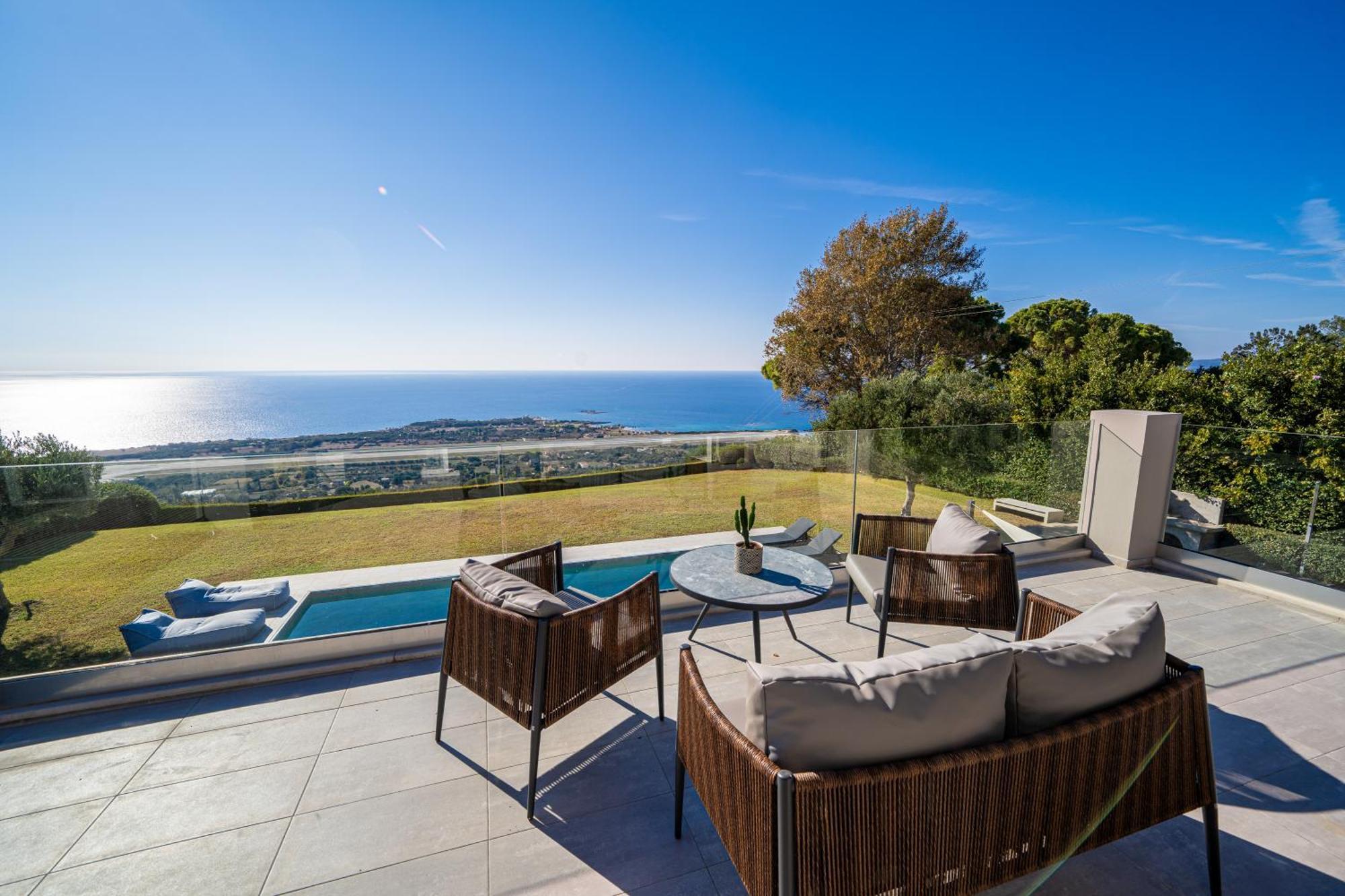 Grande Azzurro In Lakithra Villa Екстериор снимка