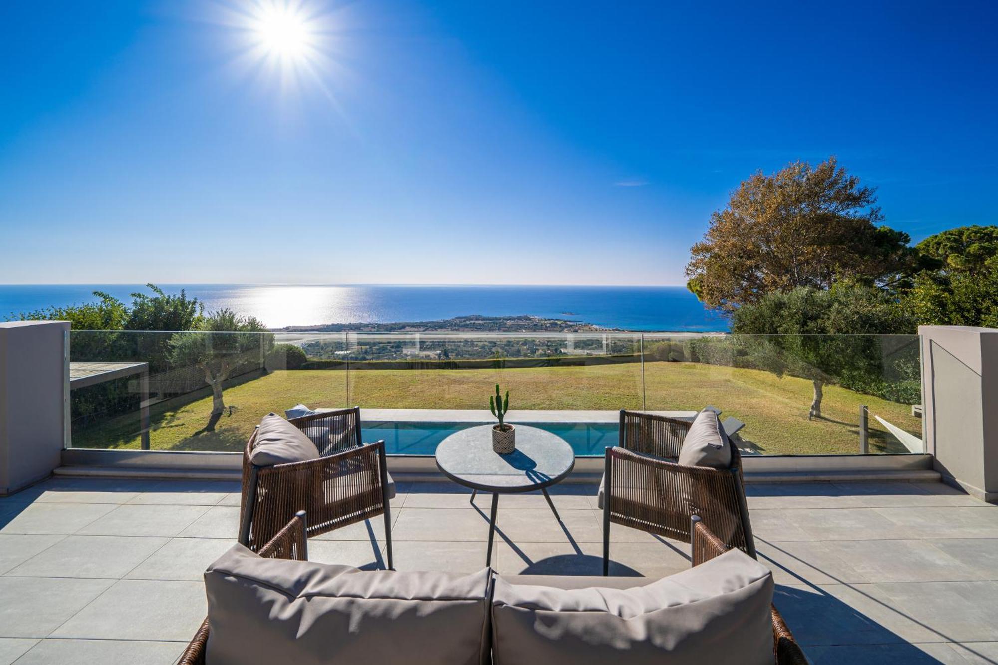 Grande Azzurro In Lakithra Villa Екстериор снимка