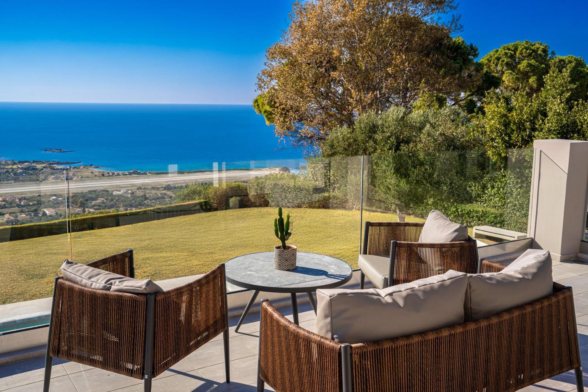 Grande Azzurro In Lakithra Villa Екстериор снимка